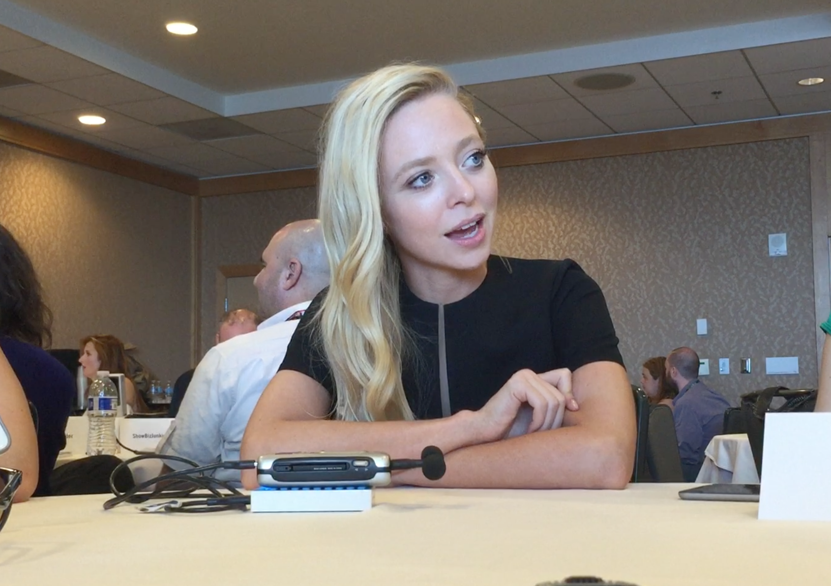Photo of SDCC 2016: ‘Mr Robot’ Star Portia Doubleday Teases Angela “Has a Game Plan in Her Back Pocket”