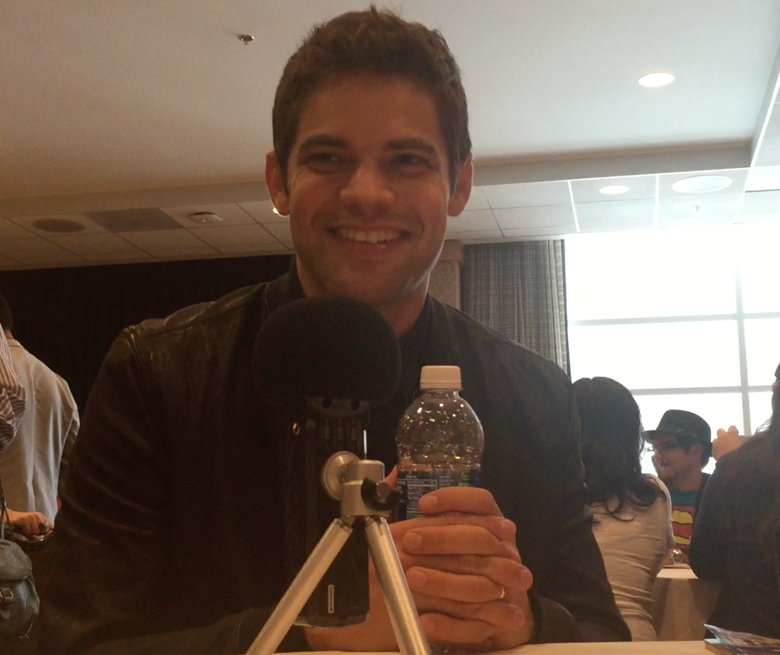 Photo of SDCC 2016: 'Supergirl' Star Jeremy Jordan Chats Making the Jump from Theater to TV, 4-Part Crossover & More