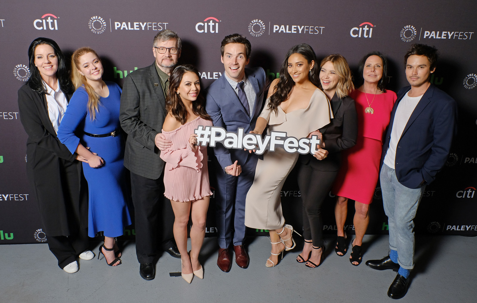 Photo of PaleyFest 2017: 'Pretty Little Liars' Teases CrAzy 7B, Talks Favorite Moments, & Says Goodbye